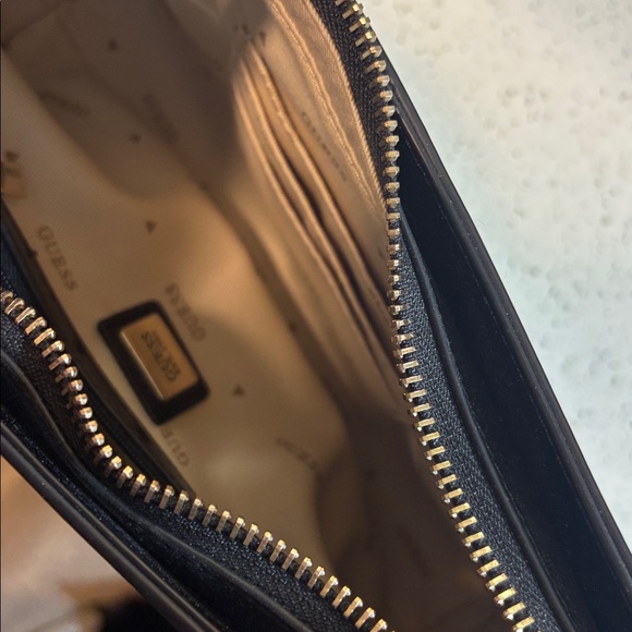 Guess Arnela Shoulder Bag sleek black - Picture 3 of 3